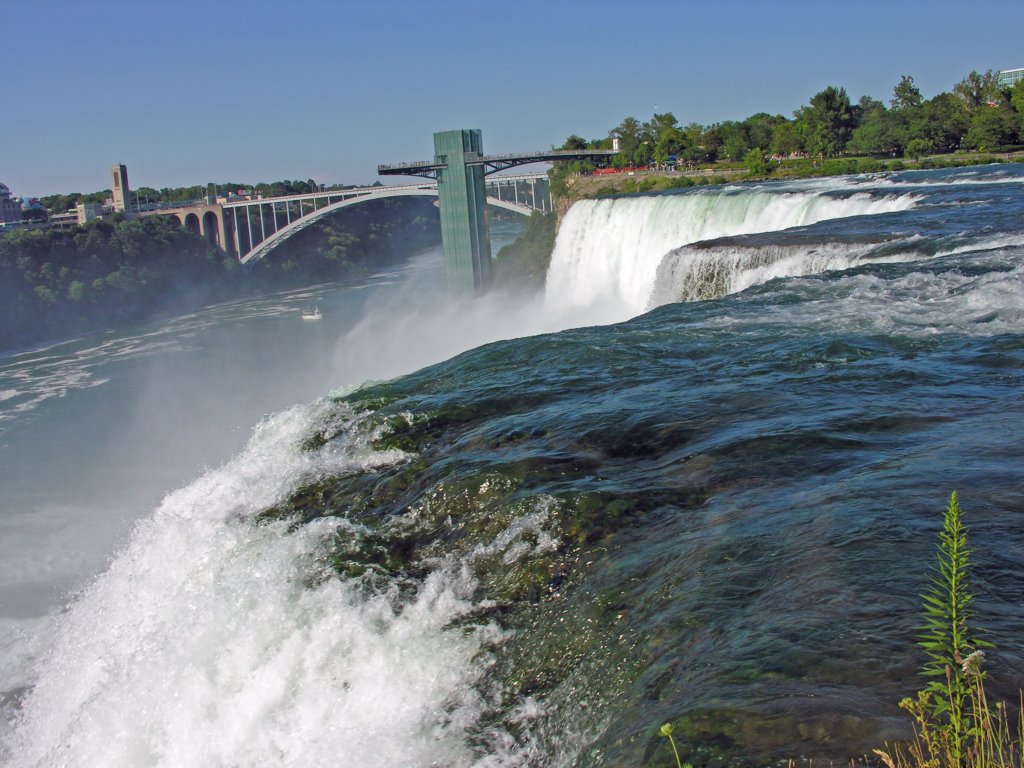 americanfallsfromlunaislandniagarafallsstateparknyjuly182006.jpg