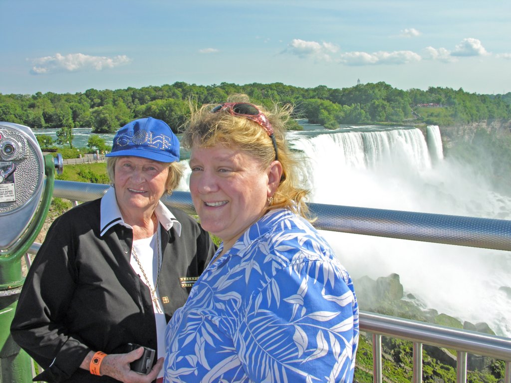 jeanettejaneamericanbridalveilfallsobservationtowerniagarafallsstateparknyjuly182006.jpg