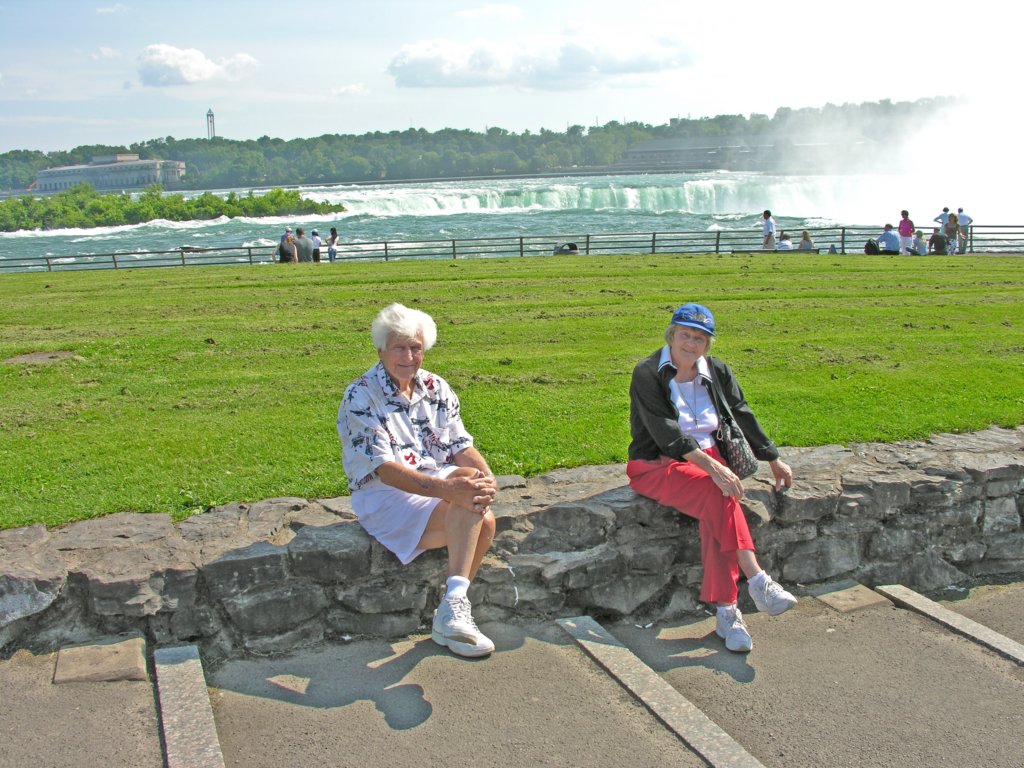 johnjeanettekinnenhorseshoefallsterrapinpointongoatislandniagarafallsstateparknyjuly182006.jpg